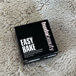 HUDA BEAUTY Easy Bake Powder Pound Cake